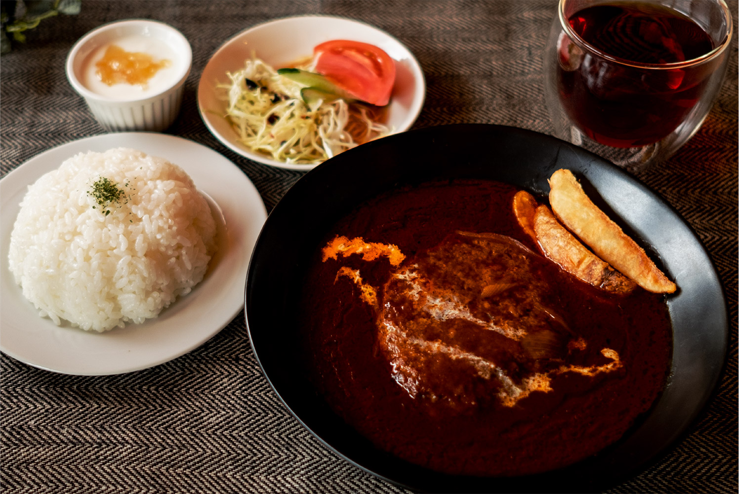 ビーフ煮込みハンバーグ Hamburg steak stewed
with beef Stew